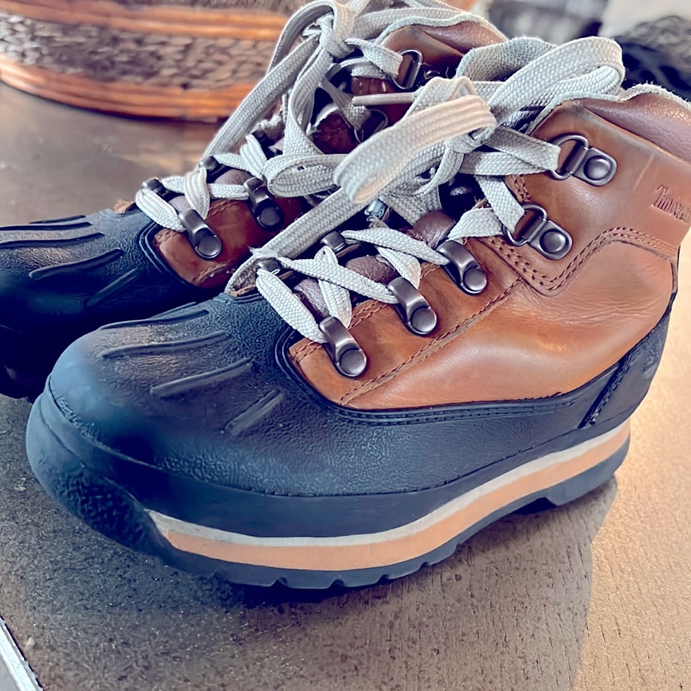 TIMBERLAND leather boys hiking boot good condition navy, brown, and tan